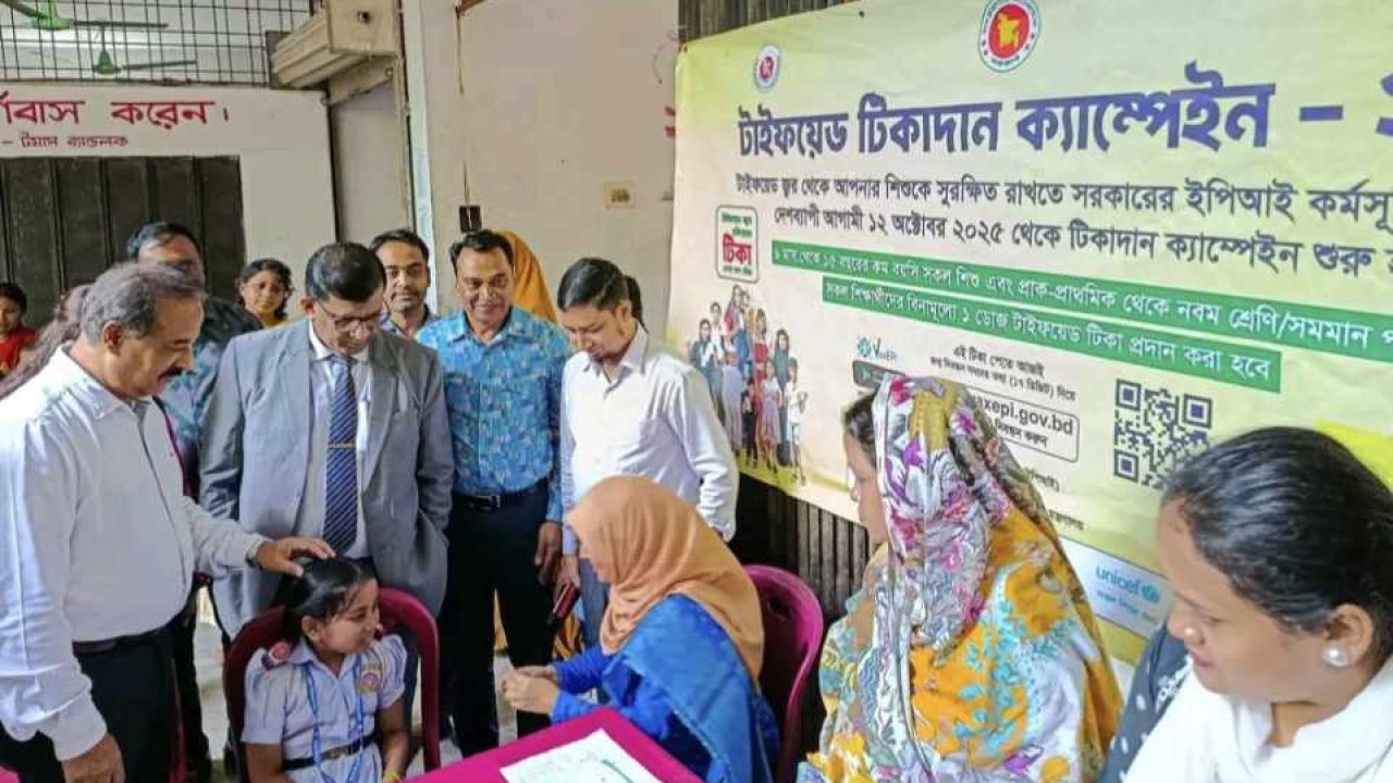 ময়মনসিংহে টাইফয়েড টিকাদান ক্যাম্পেইন পরিদর্শন করেন বিভাগীয় কমিশনার