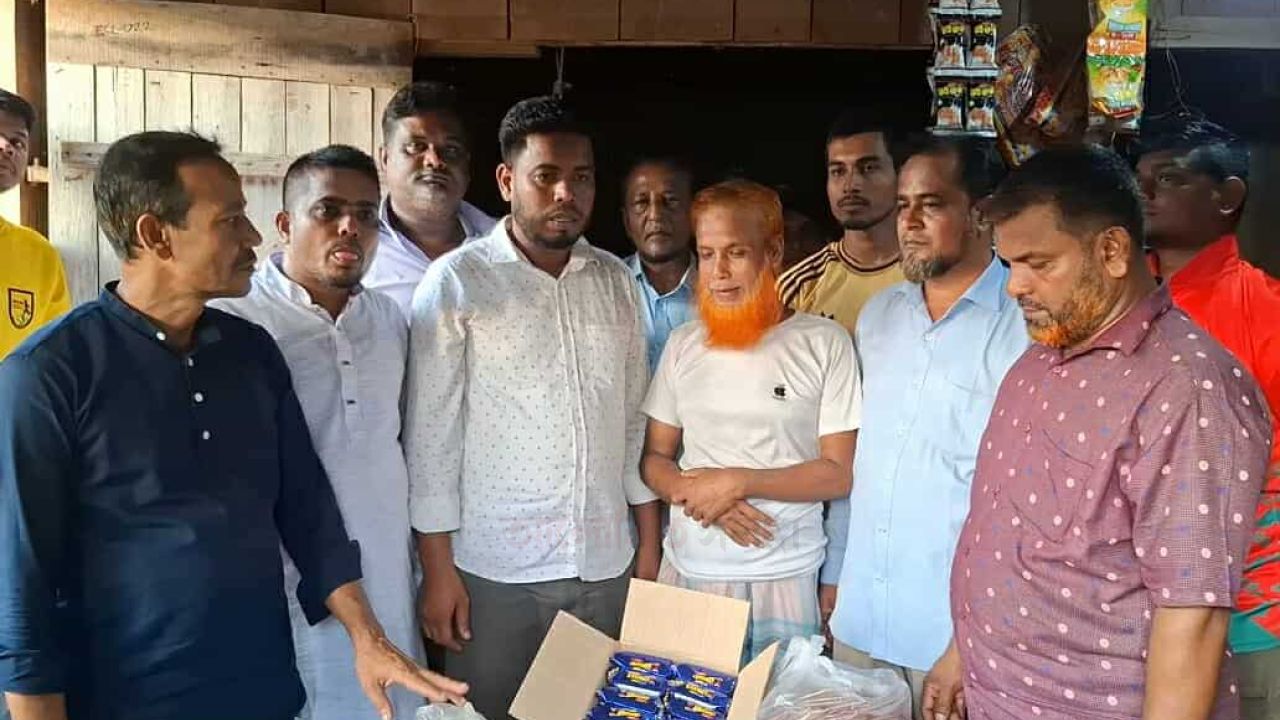 পানছড়িতে মানবতার দৃষ্টান্ত, অসহায় দোকানীর পাশে ওয়াদুদ ভূইয়া ফাউন্ডেশন।