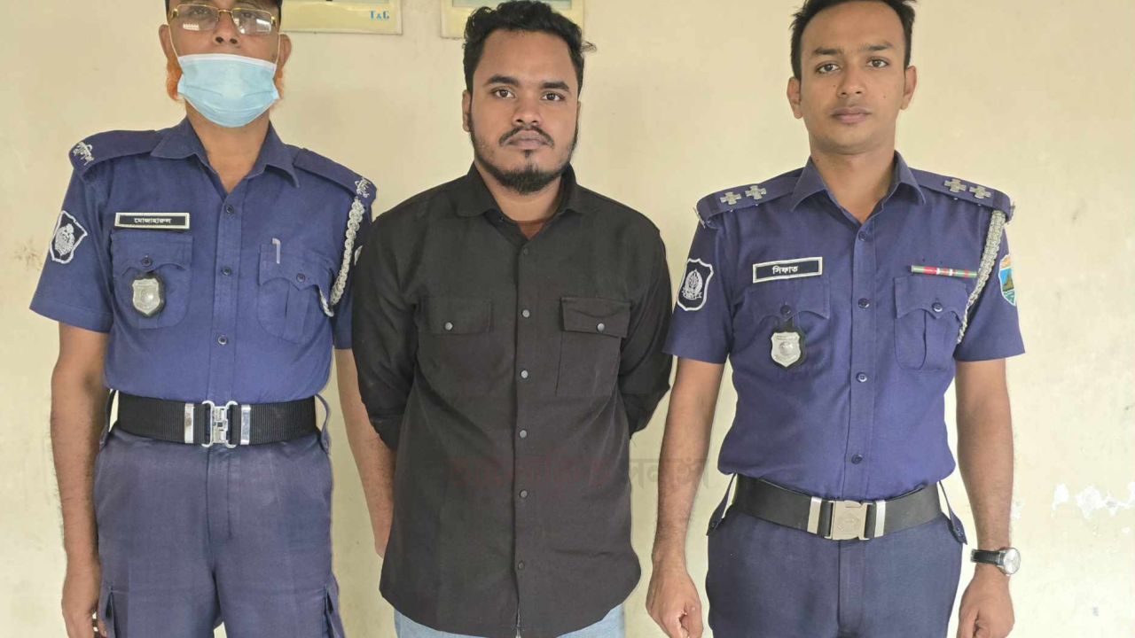 বাঘায় চাঞ্চল্যকর ডাকাতি মামলার রহস্য উদঘাটন, দুর্ধর্ষ ডাকাত গ্রেফতার