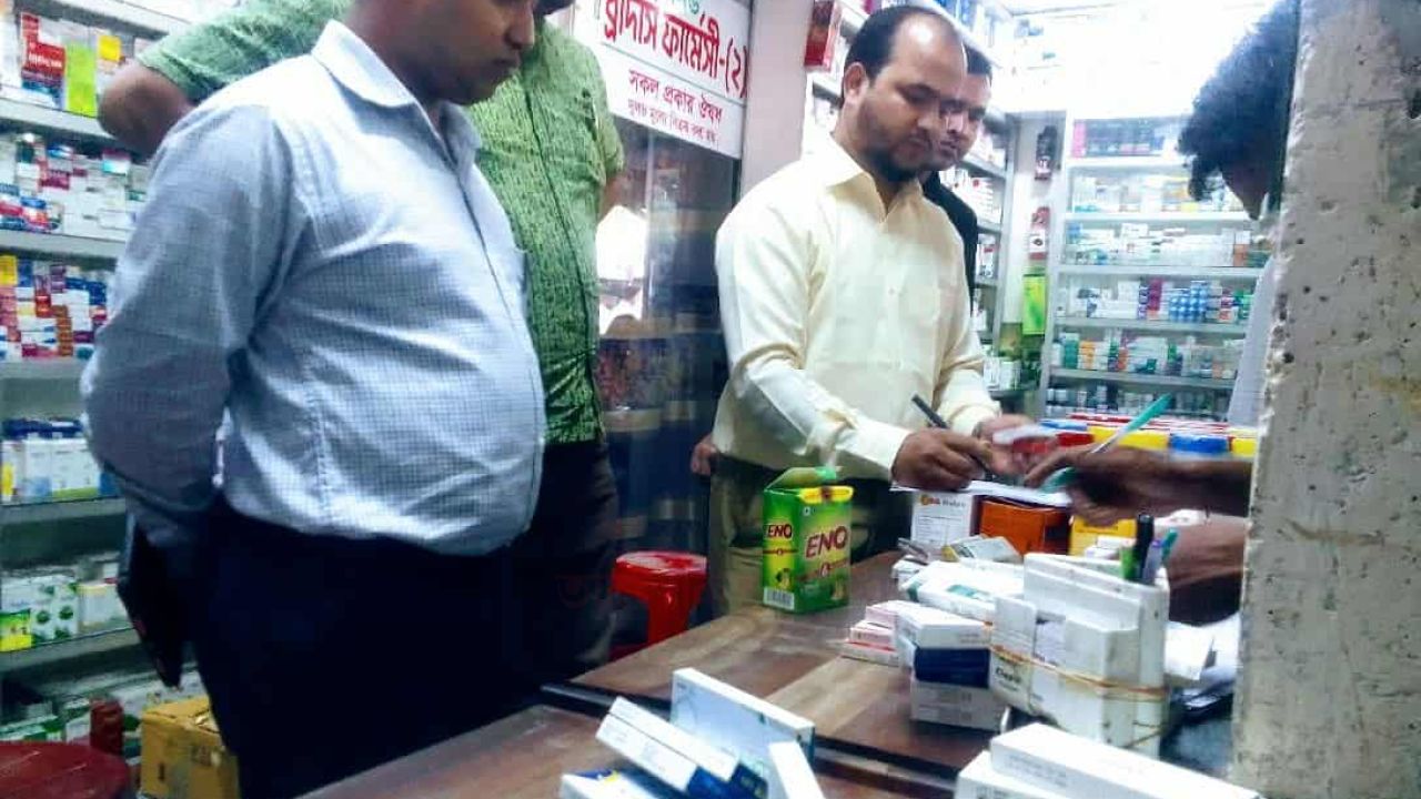 রৌমারীতে ভ্রাম্যমান আদালতে ঔষধের দোকানে জেল জরিমানা