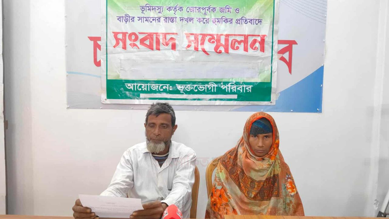 চাঁপাইনবাবগঞ্জর গোমস্তাপুরের ভুক্তভোগীর সংবাদ সম্মেলন 