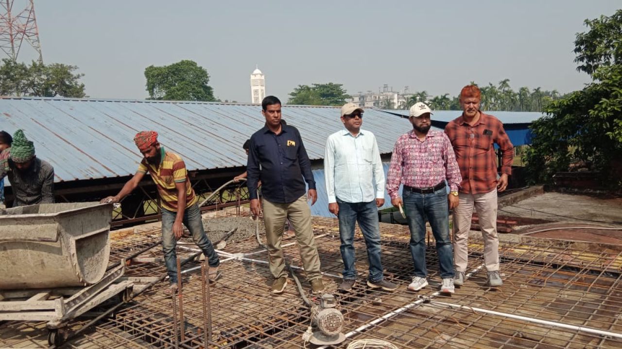 সরিষাবাড়ীতে রেলওয়ে স্টেশনের ভবনের ছাদ ঢালাই সম্পন্ন হয়েছে 