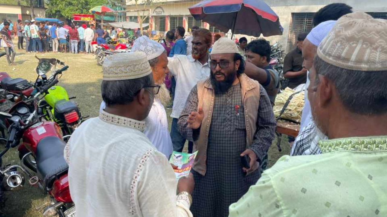 গোদাগাড়ীতে এবি পার্টির মনোনীত প্রার্থী ড.মুহাম্মাদ আব্দুর রহমান মুহসেনীর লিফলেট বিতরণ