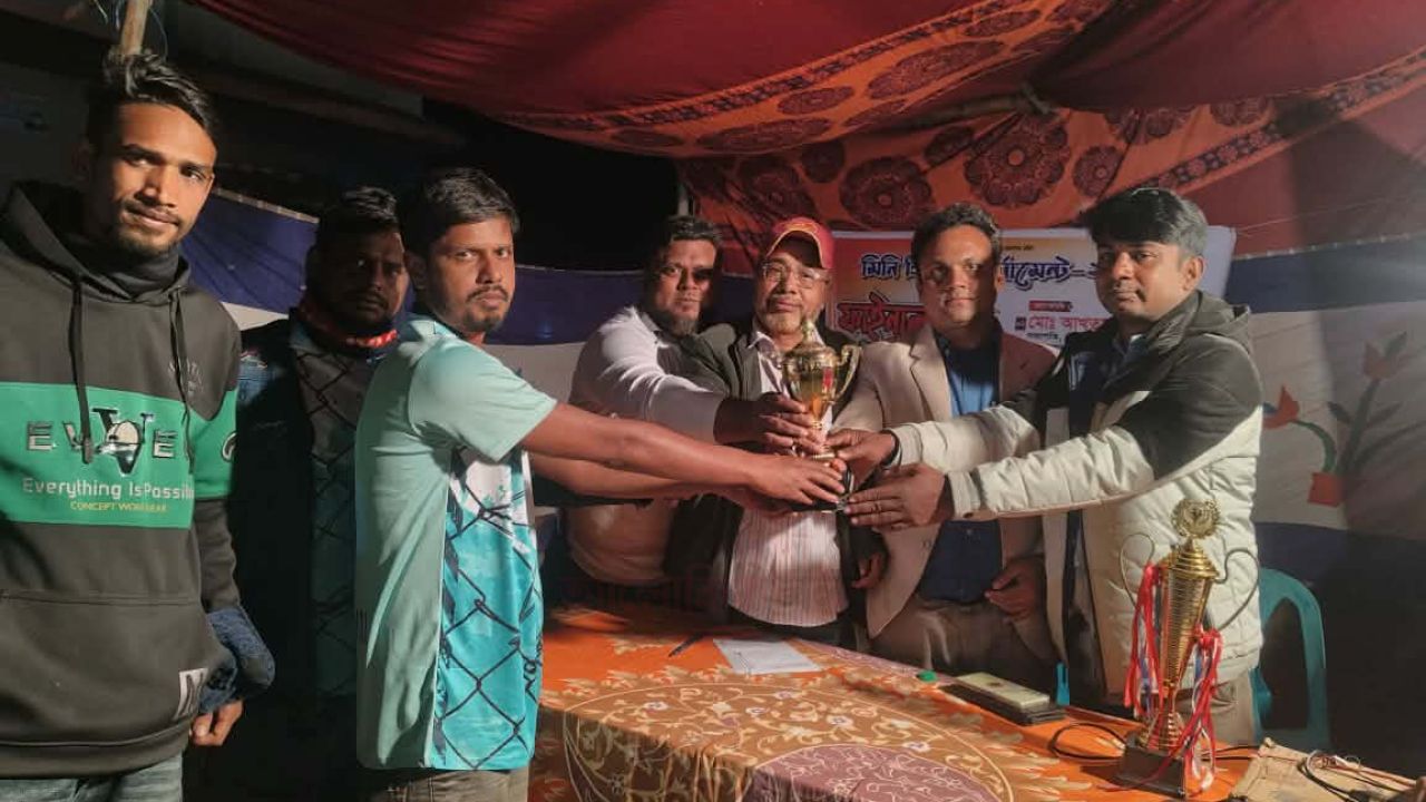 চাঁপাইনবাবগঞ্জে নাইট মিনি ক্রিকেট টুর্নামেন্টের ফাইনাল অনুষ্ঠিত