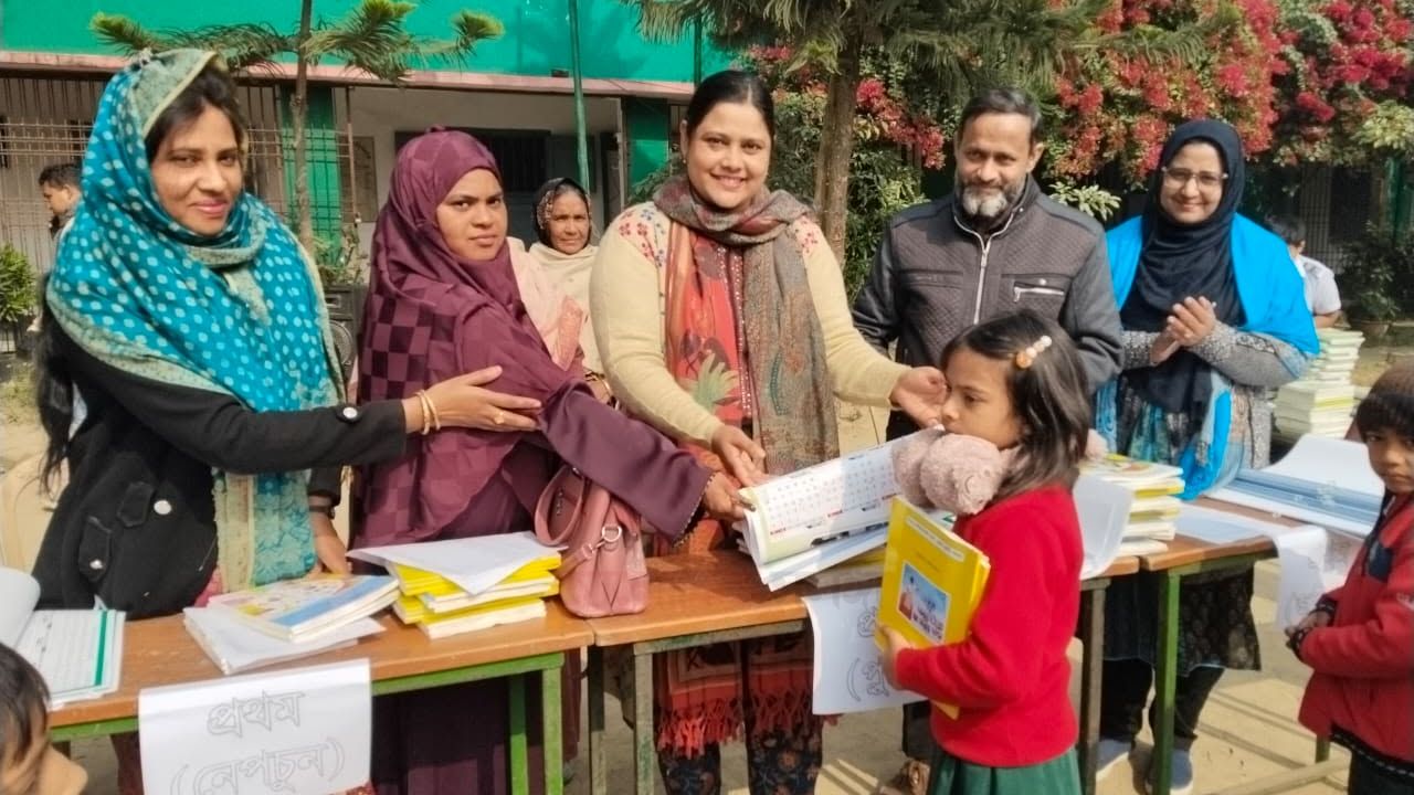 আনুষ্ঠানিকতা ছাড়াই নতুন বই পেল গ্রীন ভিউ উচ্চ বিদ্যালয়ে শিক্ষার্থীরা