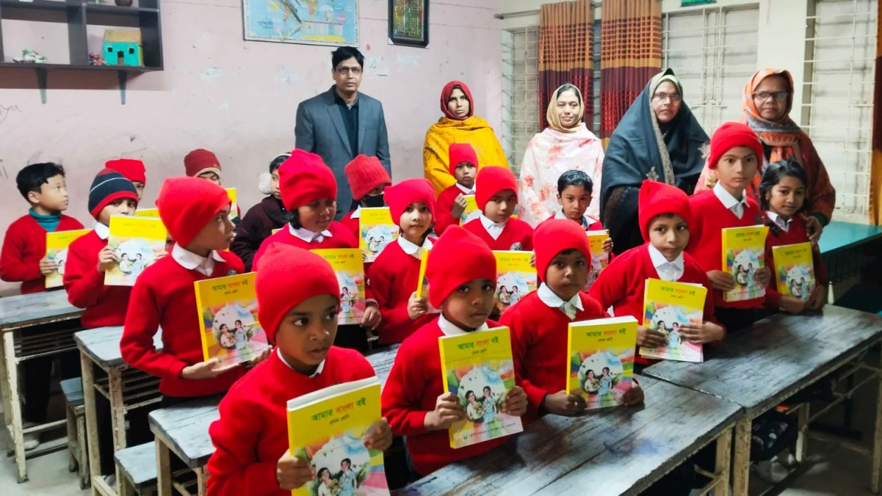 চাঁপাইনবাবগঞ্জ মডেল স্কুলে আনুষ্ঠানিকতা ছাড়াই  শিক্ষার্থীদের হাতে নতুন বই