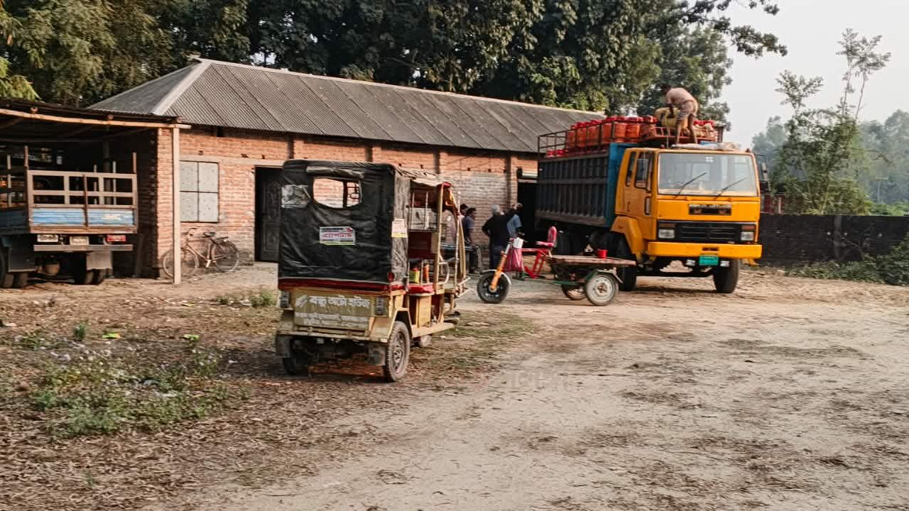 তেঁতুলিয়ায় গ্যাস সিলিন্ডার মজুদ,ব্যবসায়ীকে ২০ হাজার টাকা জরিমানা