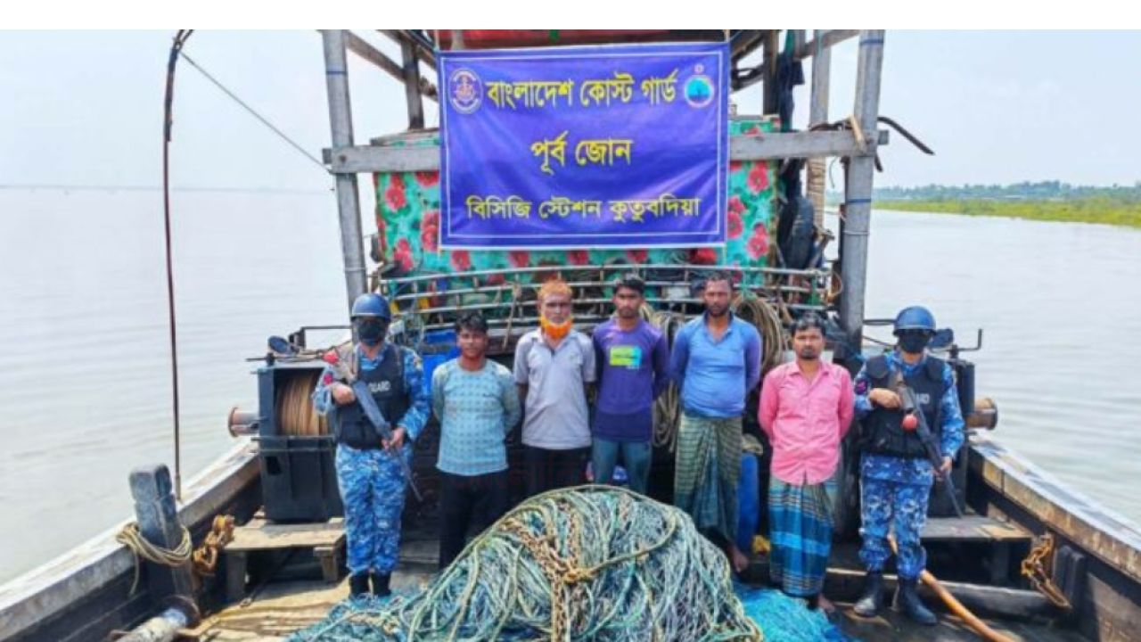 কুতুবদিয়ায় অবৈধ ট্রলিং বোট ও জালসহ ৫ জেলে আটক।