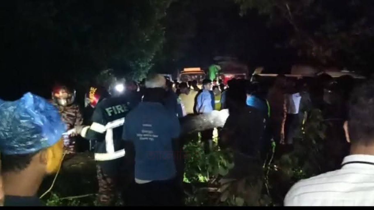 শাহজাদপুর প্রচন্ড ঝড়ে মহাসড়কে উপড়ে পড়লো বটগাছ, তিন কিলোমিটার যানযটের সৃষ্টি  