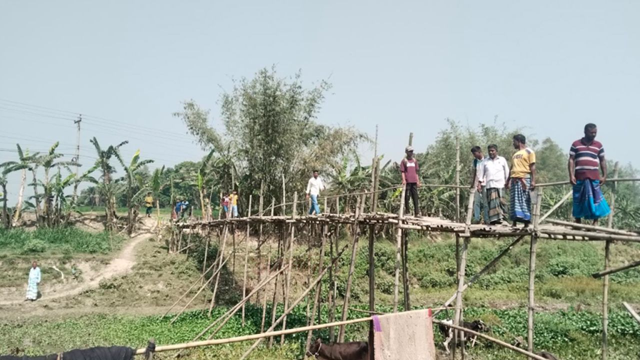 স্বাধীনতার ৫৪ বছরেও হয়নি সেতু, করতোয়ার বাঁশের সাঁকোই ১০ গ্রামের ভরসা।