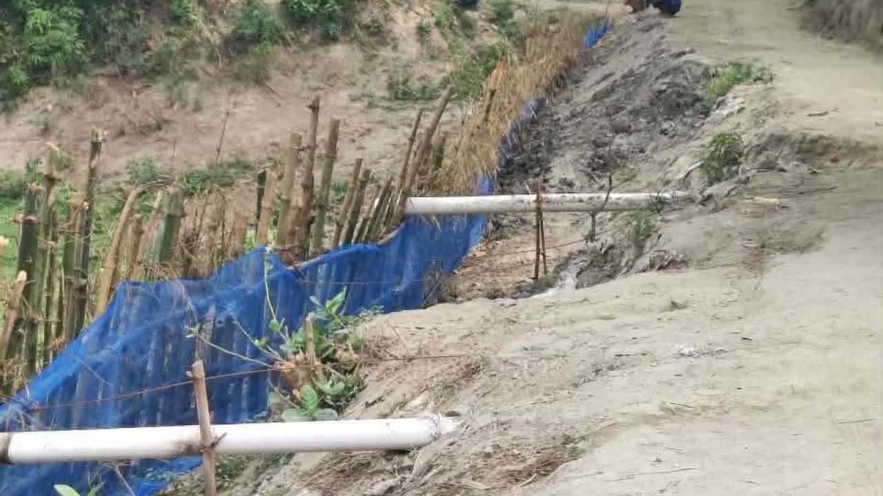 নলকায় স্থানীয়দের স্বেচ্ছাশ্রম ও  অর্থায়নে অচল রাস্তা সচল  