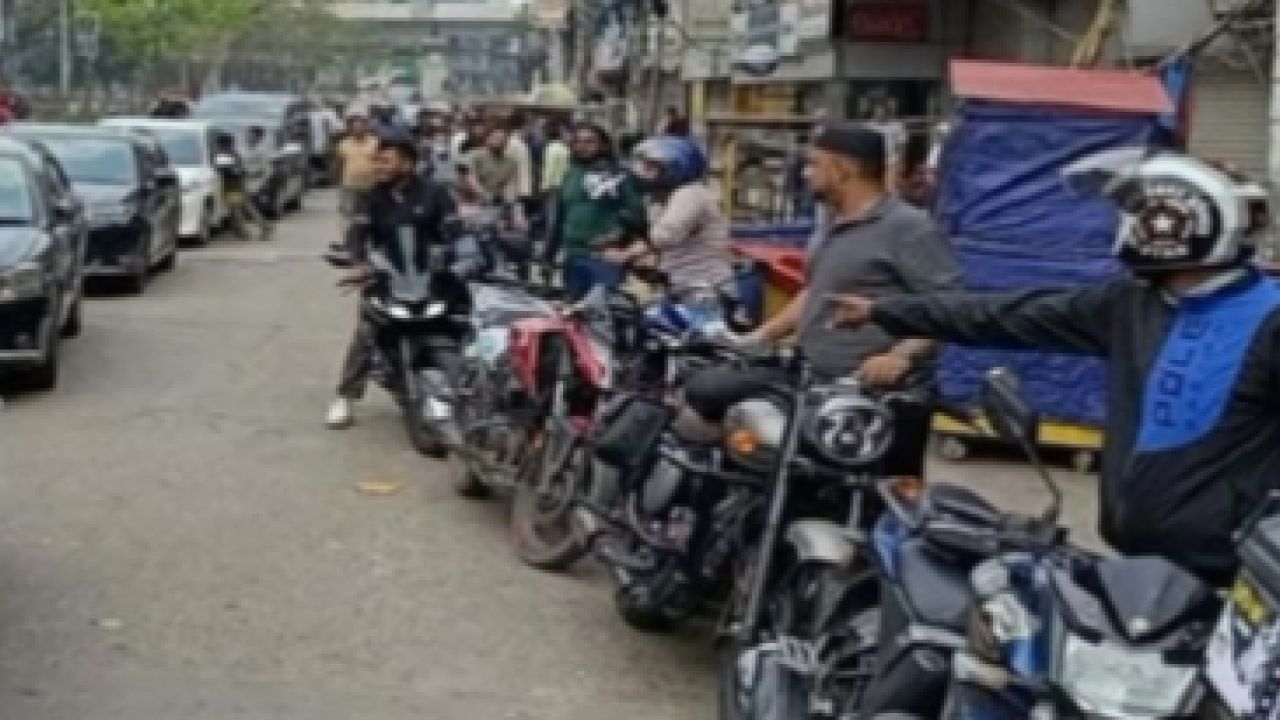 তেলের দাম বৃদ্ধি ও সরবরাহ সংকট: লাইনে দাঁড়িয়ে থেকেও মিলছে না জ্বালানি,ভোগান্তিতে জনজীবন