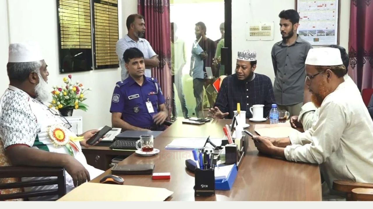 কুষ্টিয়া সরকারি কলেজে এমপি আমির হামজাকে ঘিরে ভুয়া ভুয়া স্লোগান।