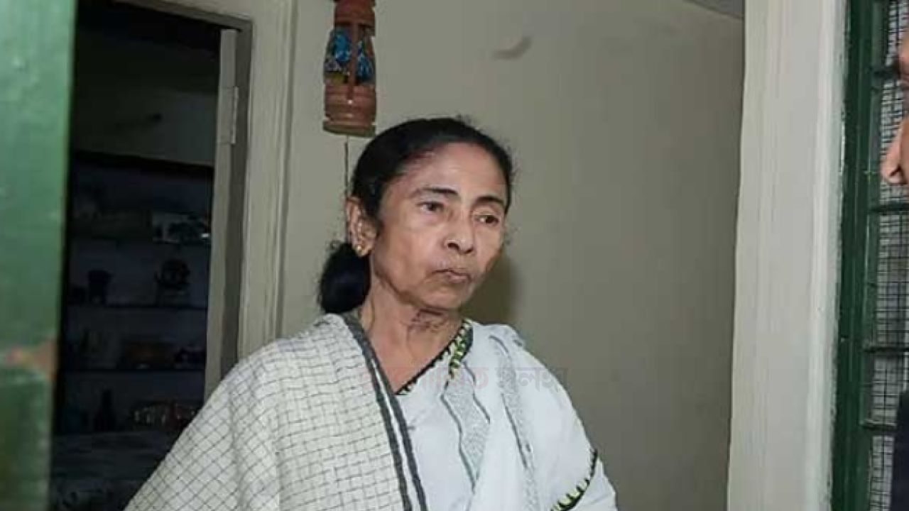 মুখ্যমন্ত্রী পদ থেকে মমতাকে অব্যাহতি, বিধানসভা ভেঙে দিলেন রাজ্যপাল।