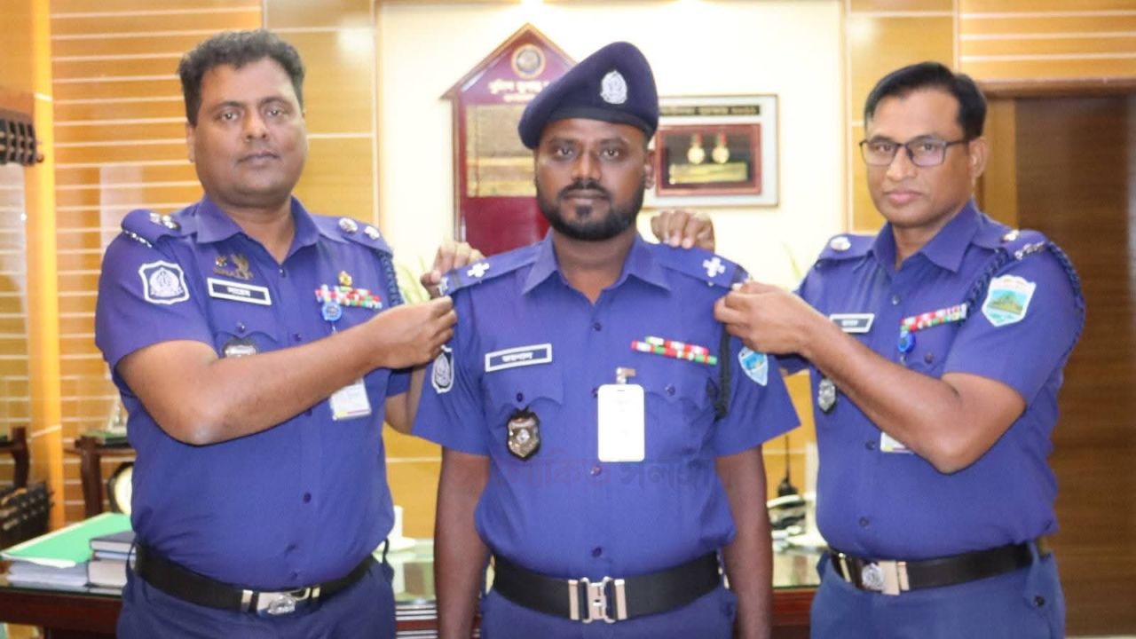 বগুড়া জেলা পুলিশের সদ্য পদোন্নতিপ্রাপ্ত সদস্যকে র‍্যাংক ব্যাজ অলঙ্কিত করলেন পুলিশ সুপার   জনাব মির্জা সায়েম মাহমুদ