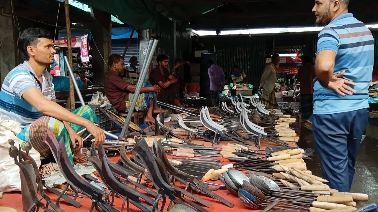 কোরবানীর প্রস্তুতিতে ব্যস্ত সলঙ্গার কামাররা
