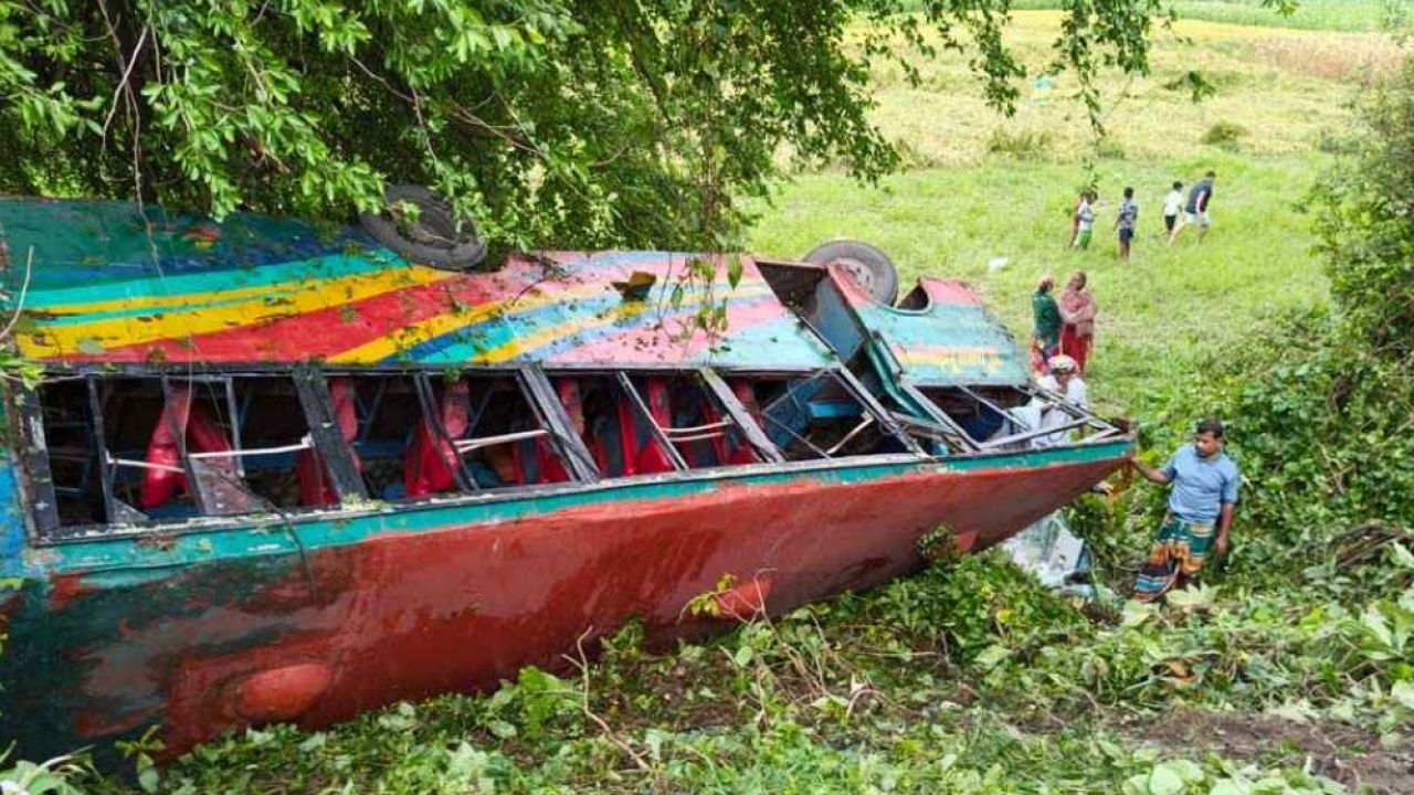মানিকগঞ্জে ৩০ যাত্রী নিয়ে বাস খাদে