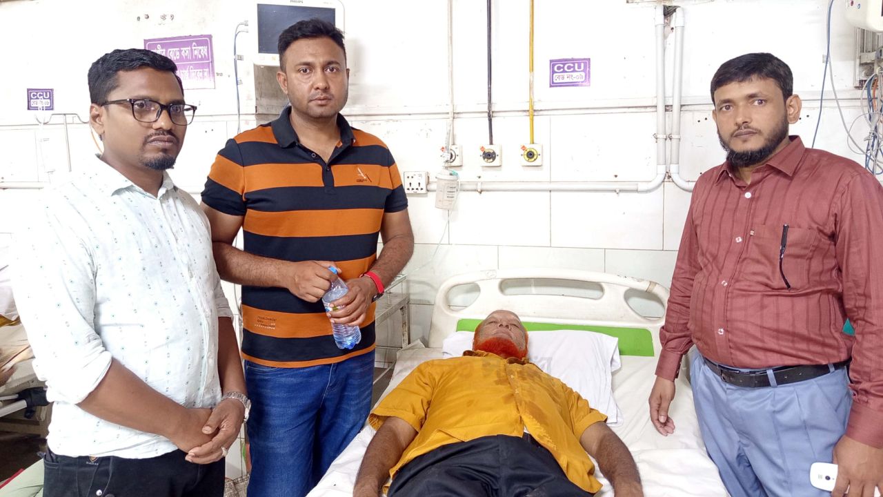 ডি-ফ্যাব নেতার অসুস্থ পিতাকে দেখতে হাসপাতালে এম-ট্যাব বগুড়া আঞ্চলিক কমিটির নেতৃবৃন্দ