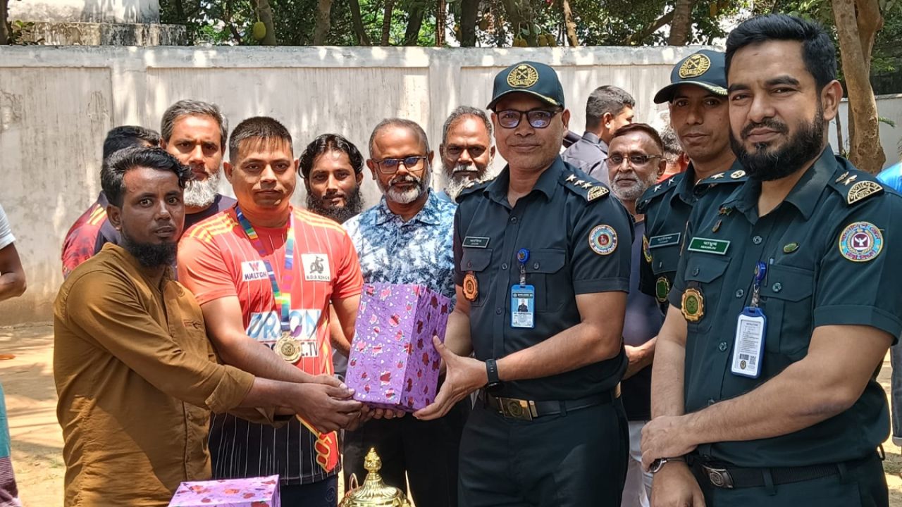 কাশিমপুর কারাগারে বন্দিদের নিয়ে ফুটবল টুর্নামেন্ট অনুষ্ঠিত