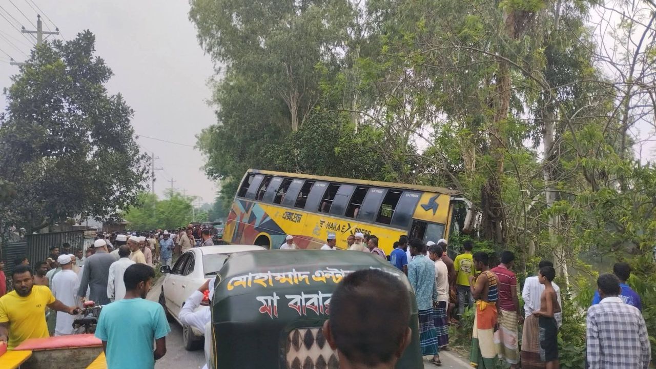 সিরাজগঞ্জ বেলকুচিতে বাসচাপায় অটোভ্যানে থাকা ৩ জন নিহত হয়েছেন।