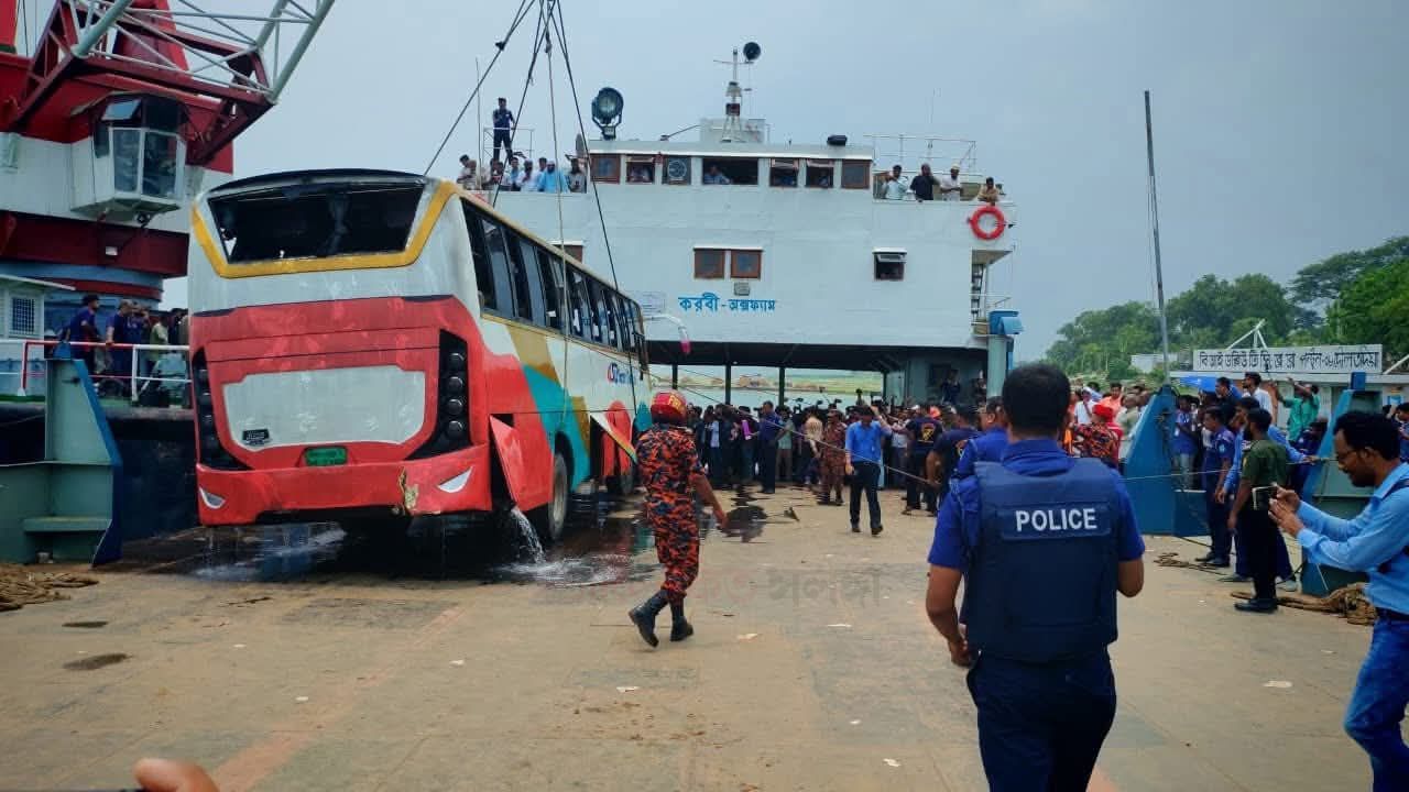 পদ্মায় পড়ে যাওয়া বাস উদ্ধার, হাসপাতালে ভর্তি চালক-সহকারী