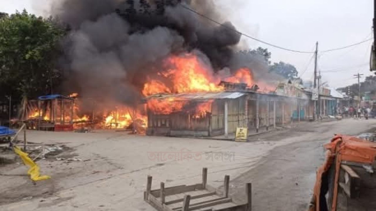 ভূরুঙ্গামারী বাজারের ২টি মার্কেটে ভয়াবহ আগুন, প্রায় ১২ কোটি টাকার ক্ষতি।