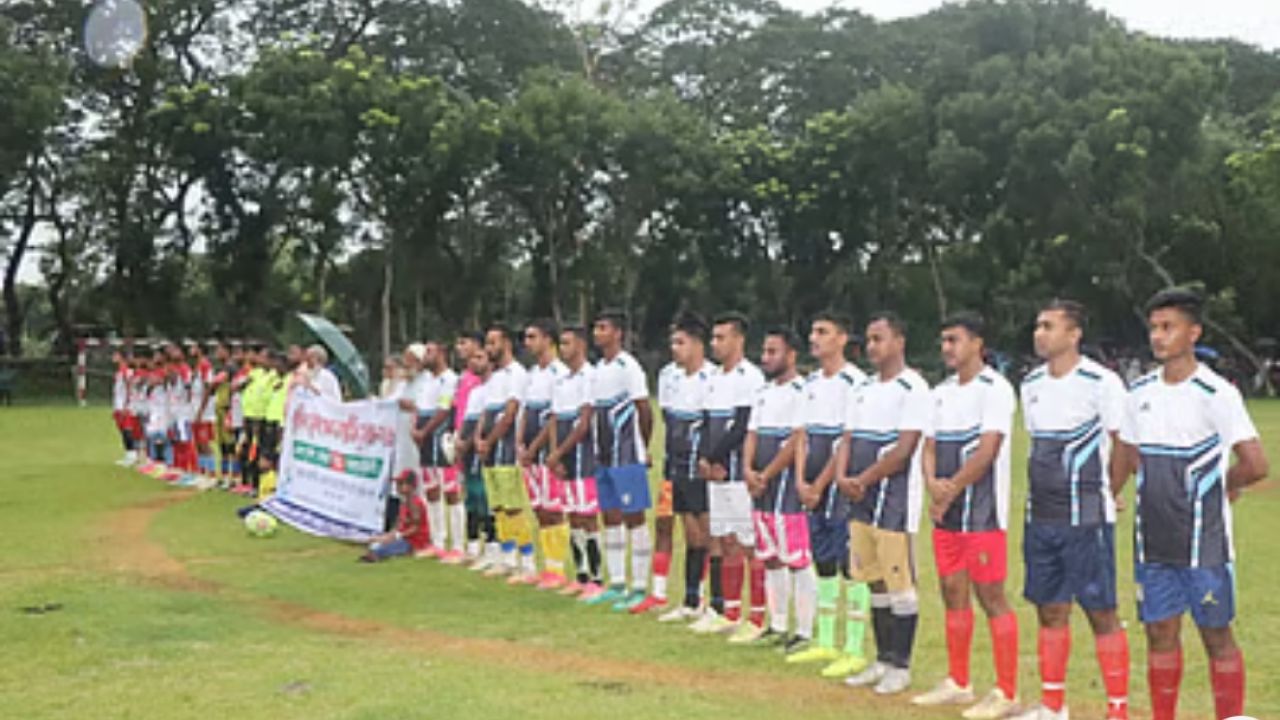 মাগুরায় সংঘাত রুখতে পুলিশের আয়োজনে ‘সম্প্রীতির ফুটবল’