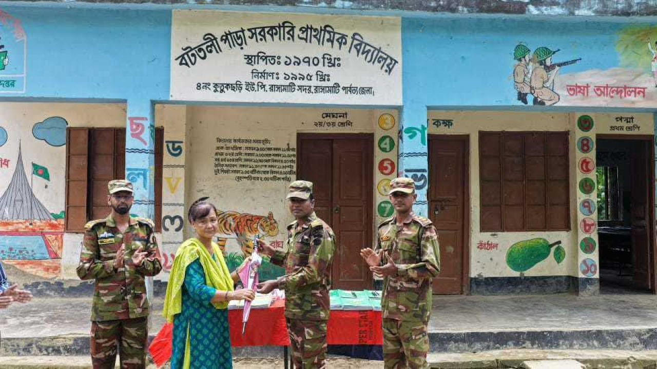 নানিয়ারচর জোন কর্তৃক ছাত্র-ছাত্রীদের মা‌ঝে শিক্ষা ও ক্রীড়া সামগ্রী এবং শিক্ষকদের উপহার প্রদান