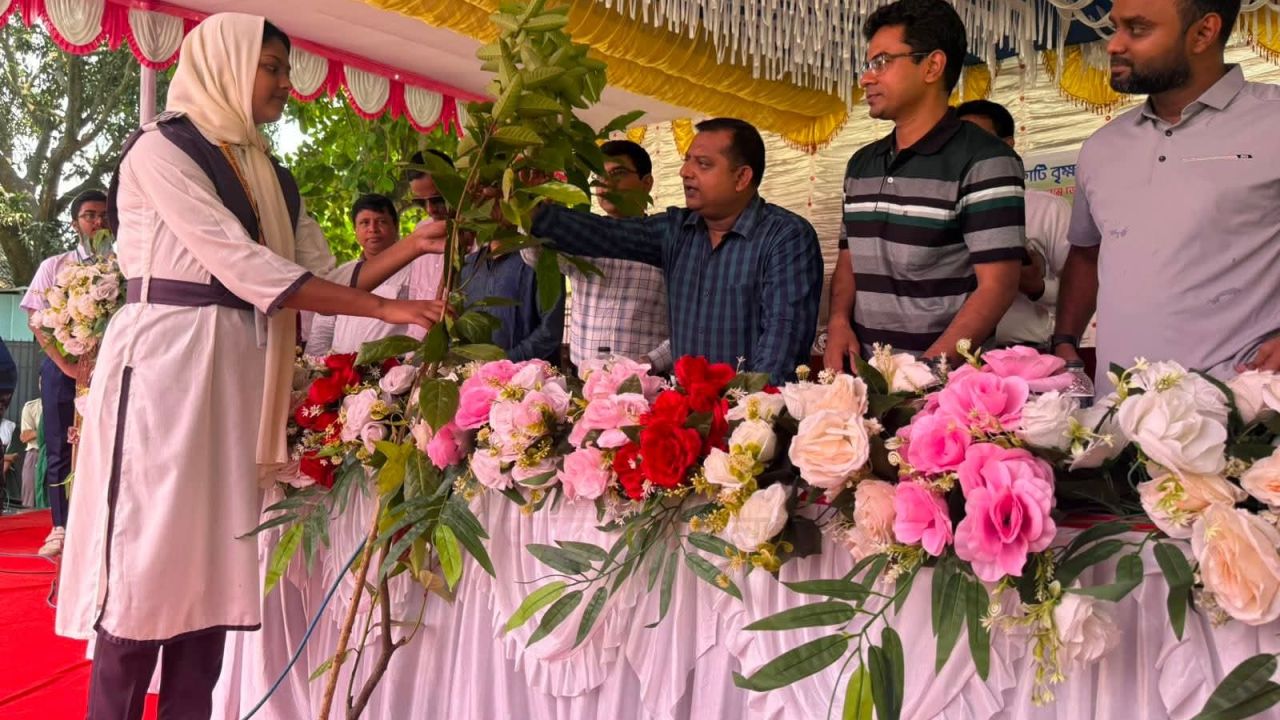 সিরাজগঞ্জ কালেক্টরেট স্কুল প্রাঙ্গণে শিক্ষার্থীদের মাঝে ২,০০০-এর অধিক বিভিন্ন প্রজাতির বৃক্ষের চারা বিতরণ করা হয়।