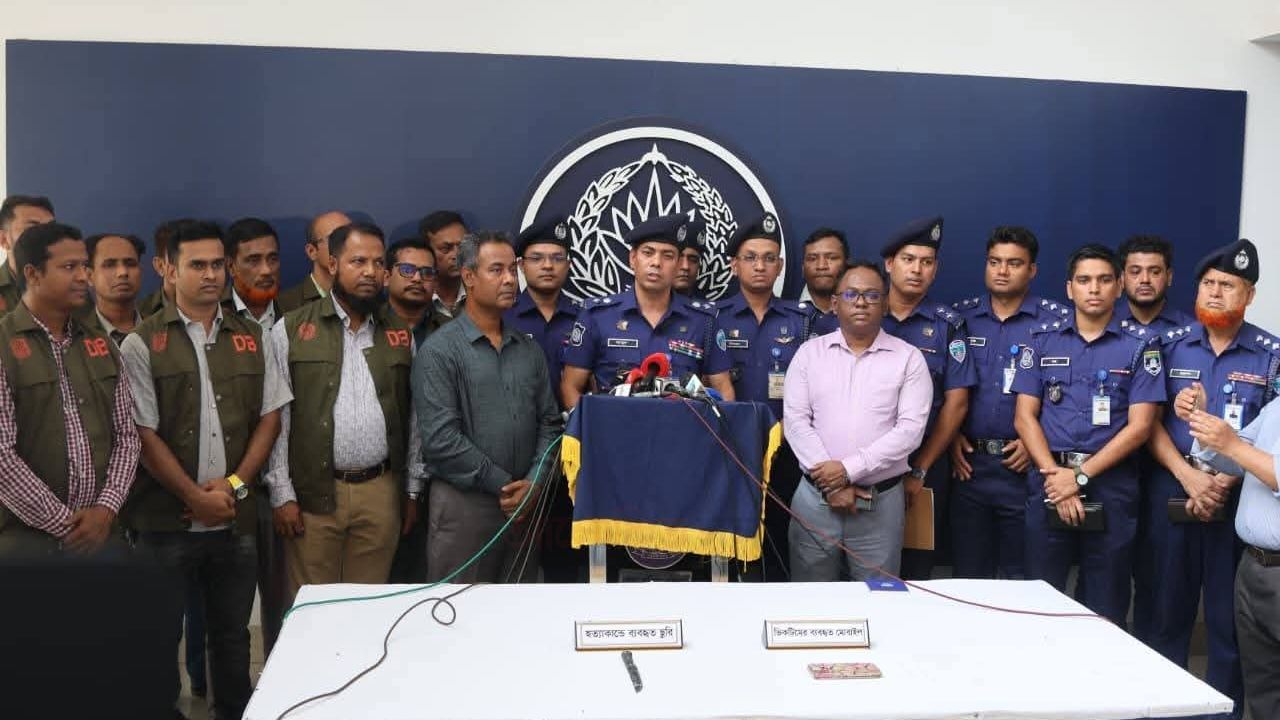 চট্টগ্রামের আনোয়ারা চাঞ্চল্যকর মা-মেয়ের হত্যাকারী চট্টগ্রাম জেলা গোয়েন্দার হাতে আটক।