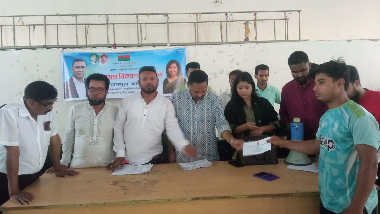 পূর্বধলায় এমপি মানসুরা আক্তারের উদ্যোগে প্রধানমন্ত্রীর ত্রাণ তহবিলের উপহার  বিতরণ
