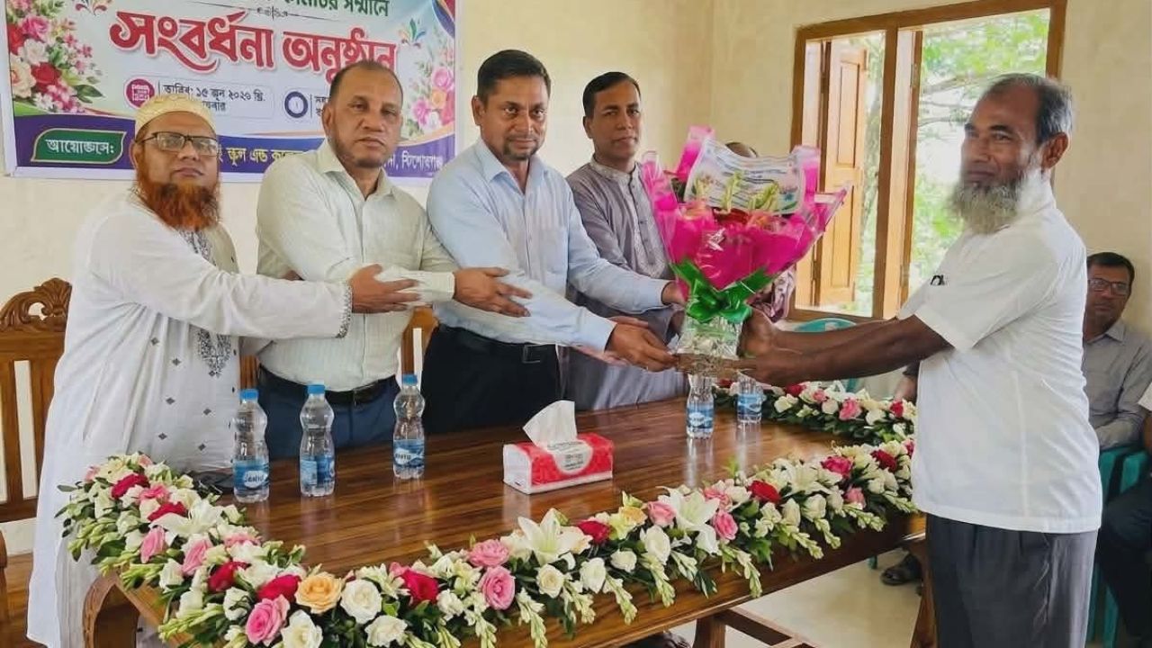কটিয়াদীতে তাহেরা নূর হাই স্কুল এন্ড কলেজের নবনির্বাচিত সভাপতি আশরাফুল হক দাদন-কে বর্ণাঢ্য সংবর্ধনা