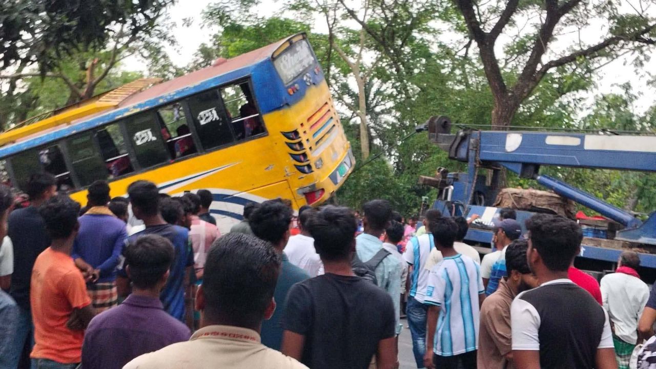 লালপুরে কদিমচিলানে ঢাকা অভিমুখী বাস নিয়ন্ত্রণ হারিয়ে সড়কের পাশে, সামান্য আহত ৫​জন