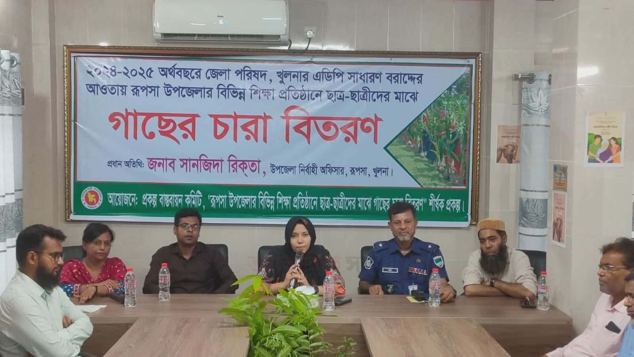 পরিবেশ সংরক্ষণে শিক্ষার্থীদের মাঝে গাছের চারা বিতরণ