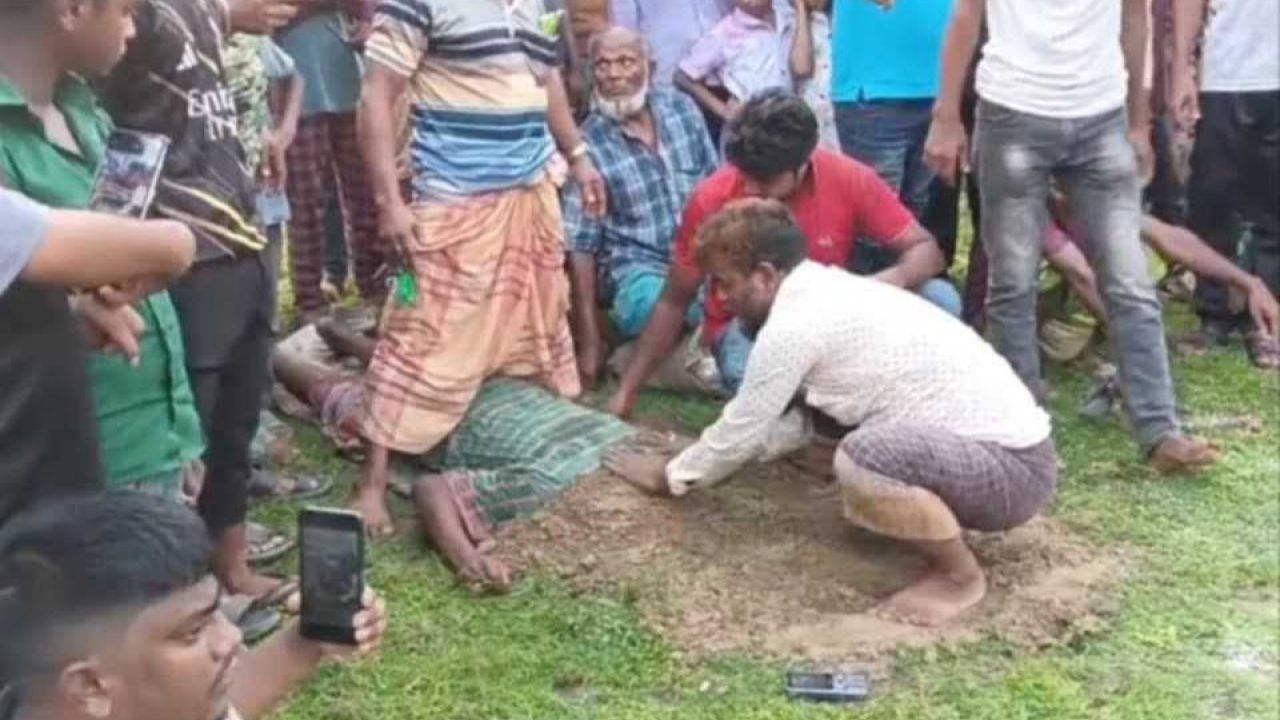 জয়পুরহাট হারিয়ে যাওয়া ঐতিহ্য ‘তন্ত্র-মন্ত্রের পাতা খেলা’ অনুষ্ঠিত