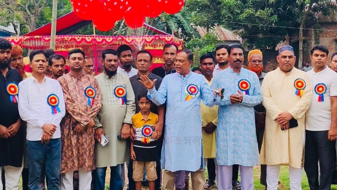 শাজাহানপুরে ডোমনপুকুরে শহীদ জিয়া ফুটবল টুর্নামেন্টের ফাইনাল খেলা
