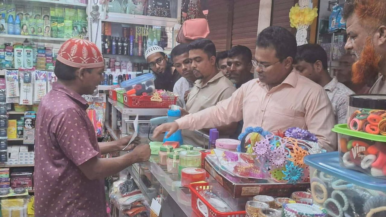 কসমেটিক লাল পুরেসের দোকানে উপজেলা প্রশাসনের অভিযান: ৩ ব্যবসায়ীকে জরিমানা​