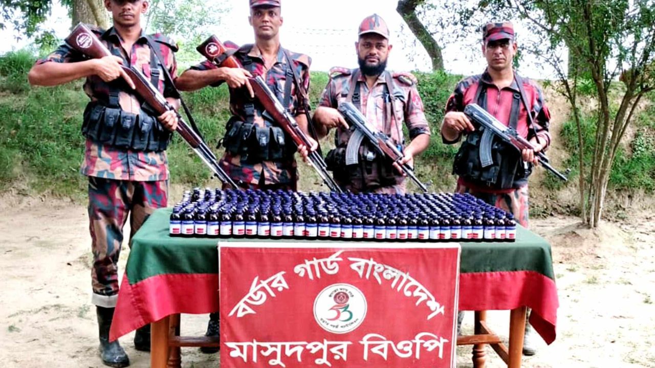 চাঁপাইনবাবগঞ্জে ৫৩ বিজিবির অভিযানে বিপুল পরিমান ভারতীয় মাদক জব্দ