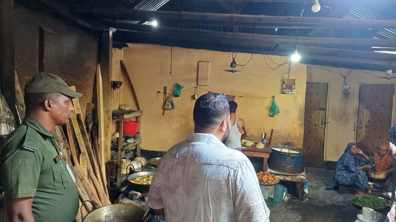 তেঁতুলিয়ায় অস্বাস্থ্যকর পরিবেশে খাবার তৈরি: শাপলা হোটেলকে জরিমানা, ইউএনও’র অভিযান