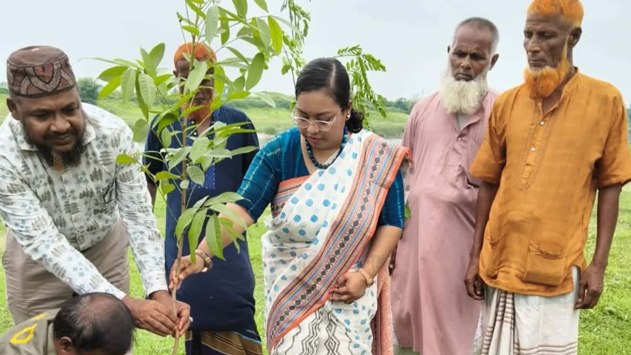 তেরখাদায় ১৫ হাজার বৃক্ষ রোপন অভিযানের উদ্বোধন করলেন ইউ এন ও   তাহমিনা নীলা