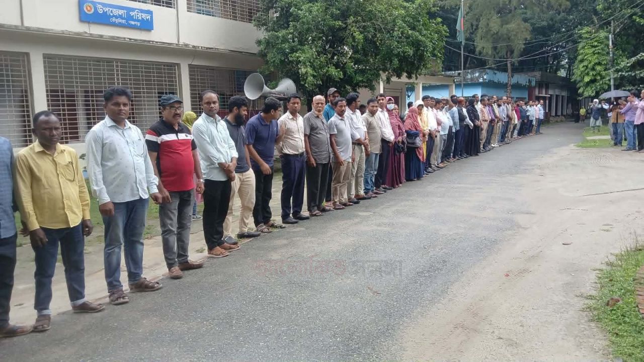 তেঁতুলিয়ায় ইউএনও’র বিরুদ্ধে মিথ্যা অপবাদের প্রতিবাদে প্রশাসনের কর্মকর্তা-কর্মচারীদের বিক্ষোভ