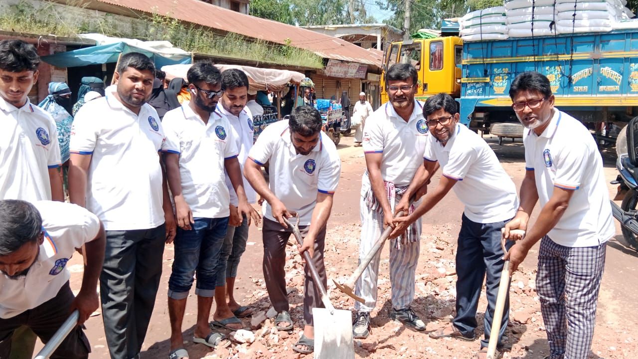 প্রিয় সলঙ্গার গল্প'র উদ্যোগে ঝুঁকিপূর্ণ সড়ক সংস্কার 