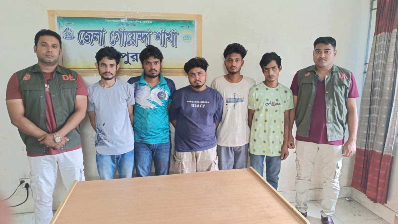 জয়পুরহাটে অনলাইনে জুয়ার আসর, ৫:জুয়াড়ি গ্রেফতার ও ৪টি স্মার্ট ফোন উদ্ধার 