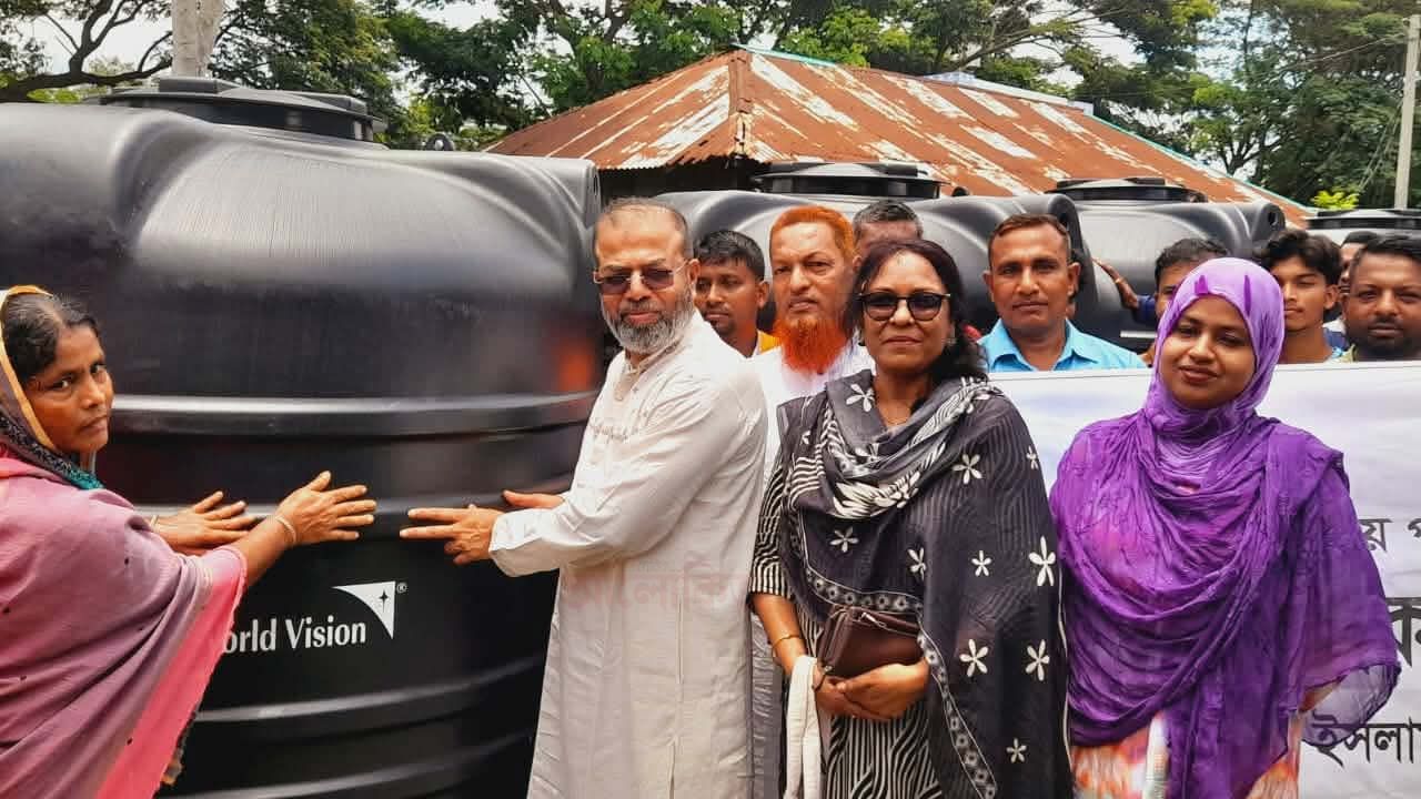 বাগেরহাটের রামপালে ওয়ার্ল্ড ভিশনের পানির ট্যাঙ্কি বিতরণ