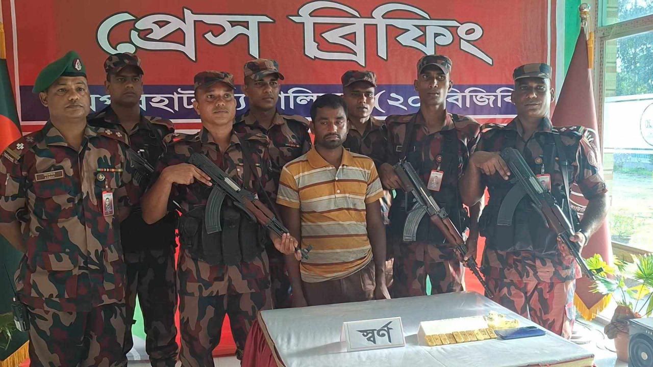 জয়পুরহাটে পাঁচবিবিতে ভারতে পাচারকালে ১০টি স্বর্ণের বারসহ পাচারকারী আটক