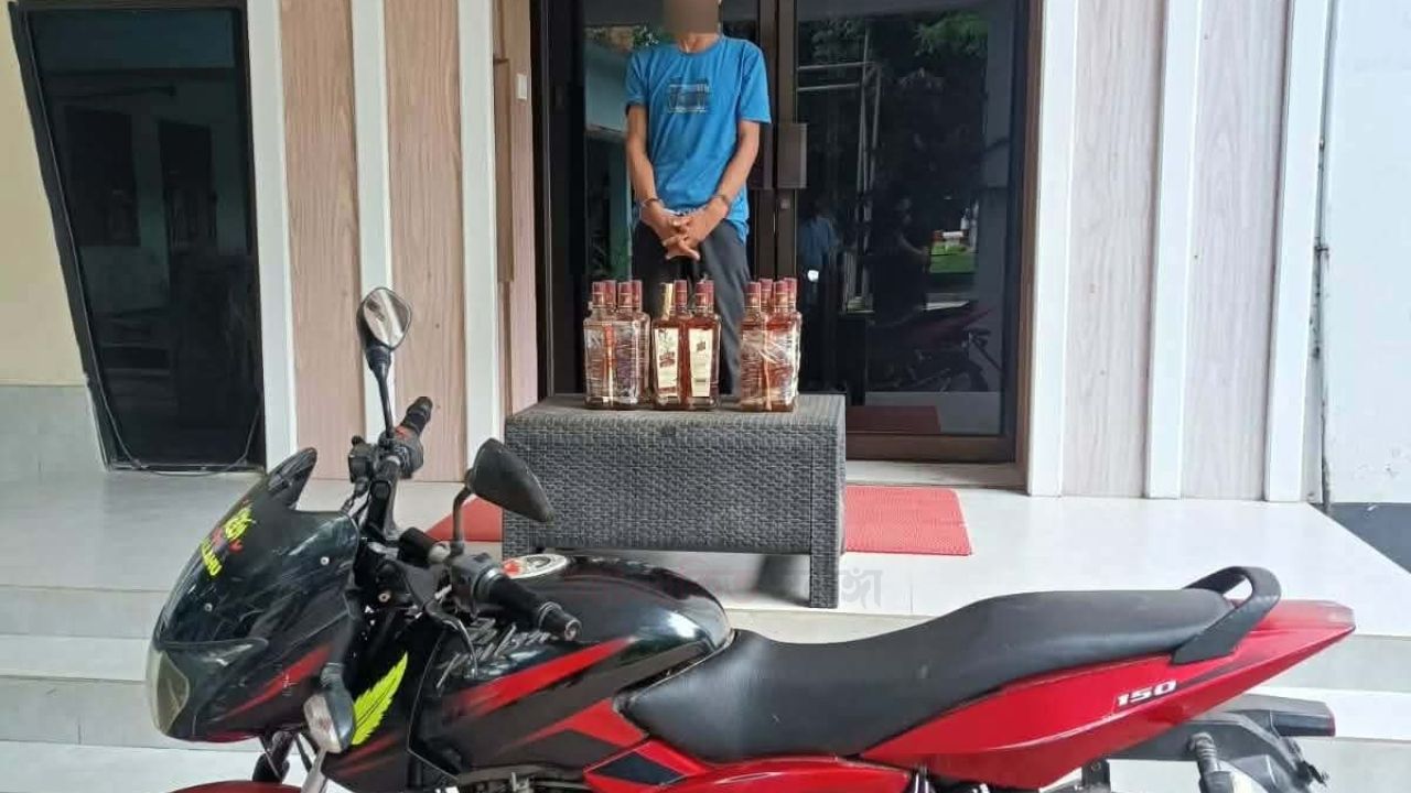 গোদাগাড়ীতে ১২ বোতল ভারতীয় মদ সহ রাজশাহীতে কুখ্যাত মাদক কারবারি গ্রেফতার  ​