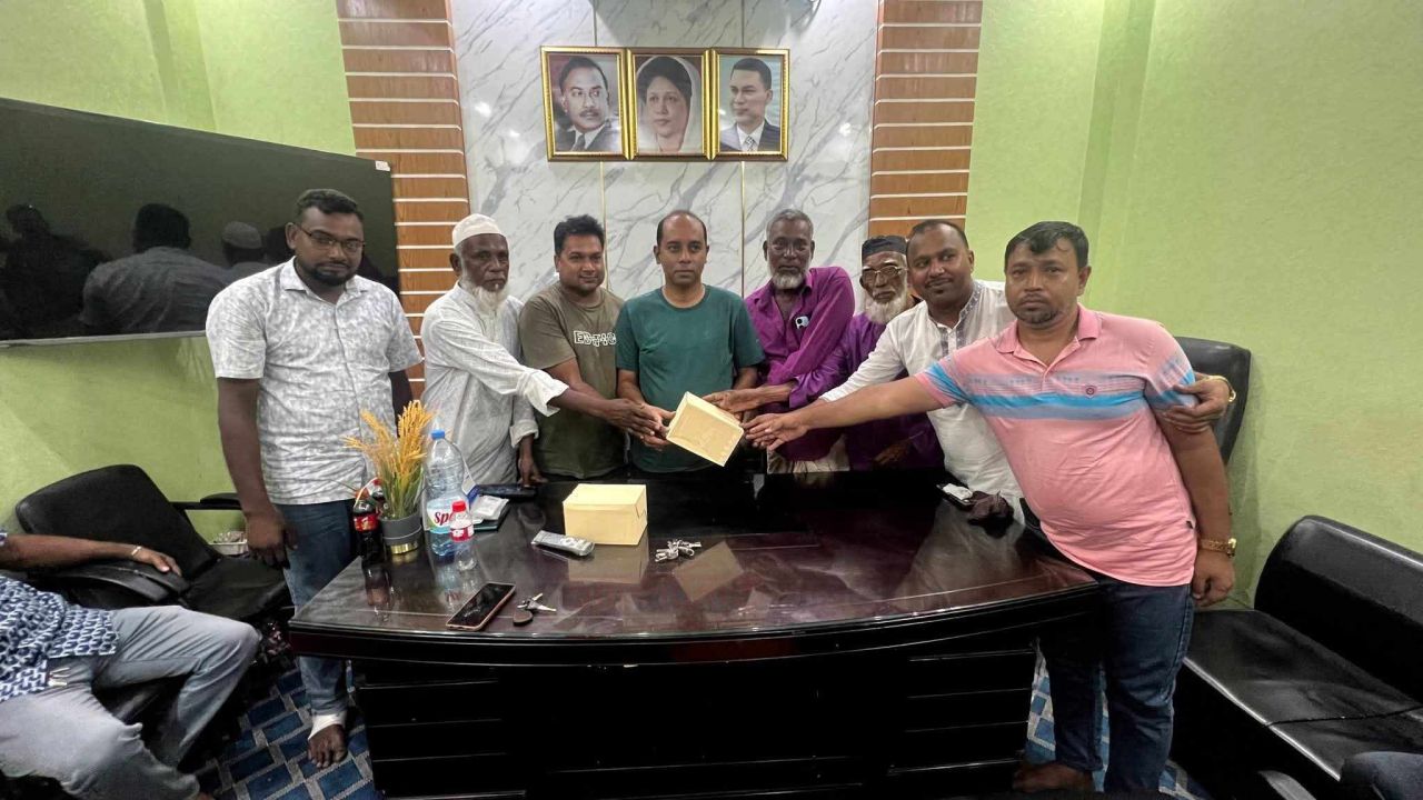 পূবাইলে বিশ্বকাপ ফুটবল খেলা দেখার জন্য প্রজেক্টর উপহার দেন কাউন্সিলর পদপ্রার্থী সাখাওয়াত হোসেন খোকন।