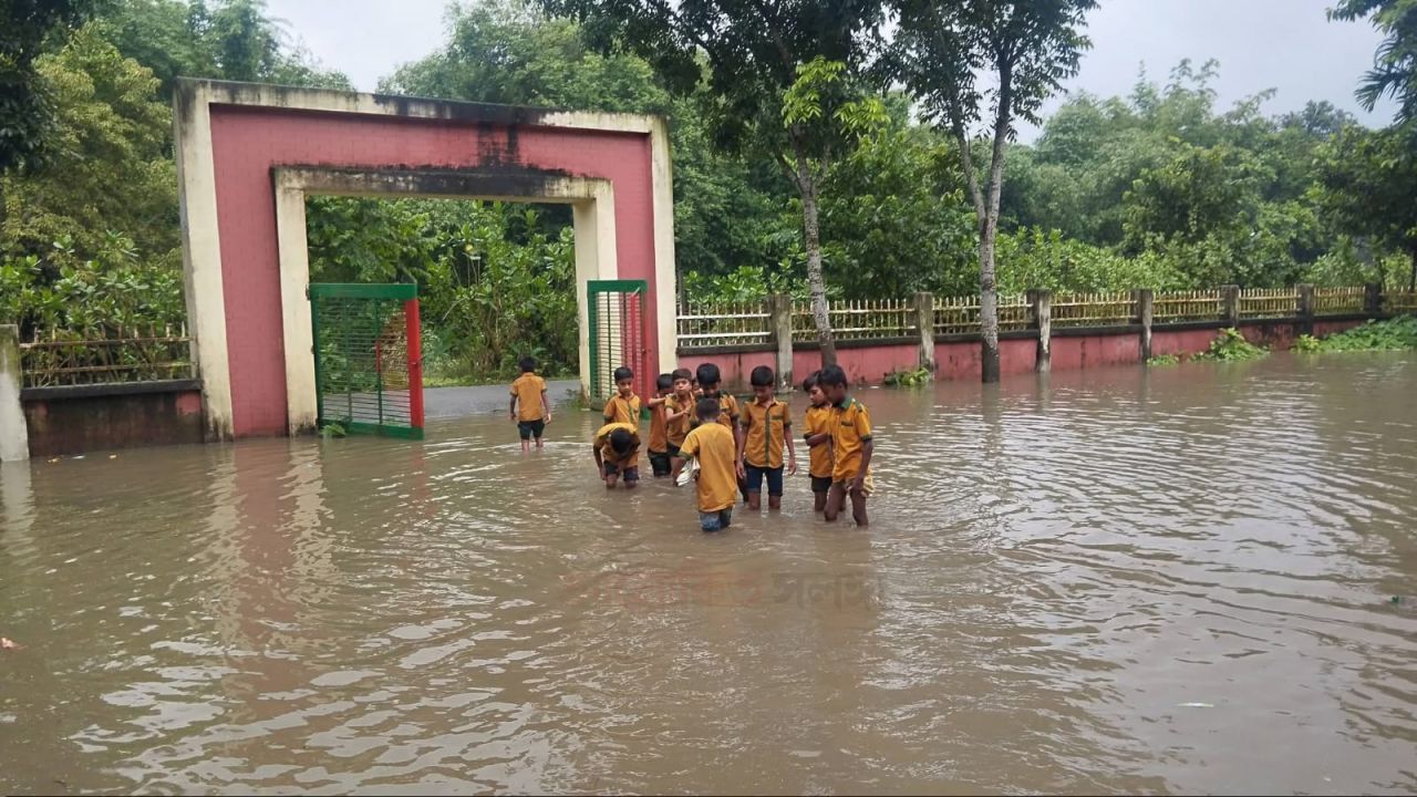 কটিয়াদীতে জলাবদ্ধতায় বিপর্যস্ত চান্দপুর হাজীবাড়ি প্রাথমিক বিদ্যালয়: ৯ বছর ধরে নেই প্রধান শিক্ষক