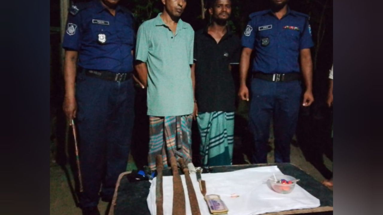 কটিয়াদীতে দেশীয় অস্ত্র ও ইয়াবাসহ শীর্ষ মাদক কারবারি শামীম ও সহযোগী গ্রেপ্তার