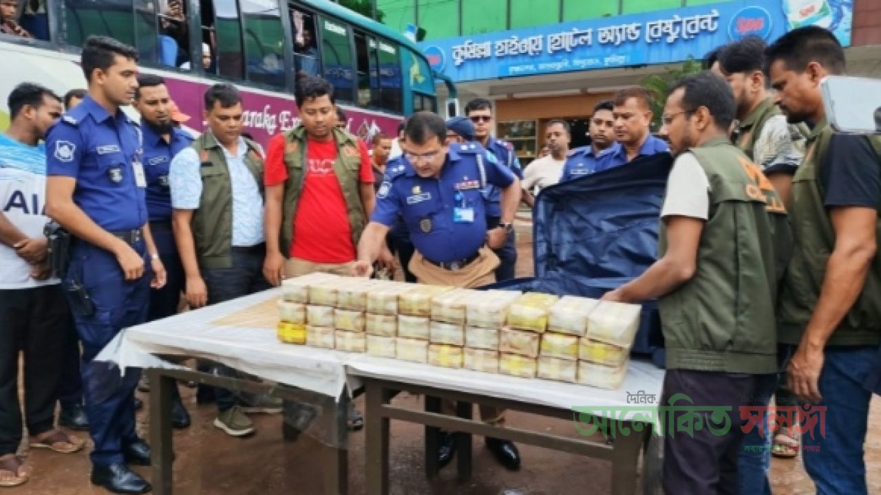 কুমিল্লায় ডিবি পুলিশের অভিযানে বিলাসবহুল প্রাডো গাড়ি থেকে ৩ লাখ ইয়াবা উদ্ধার, আটক-২